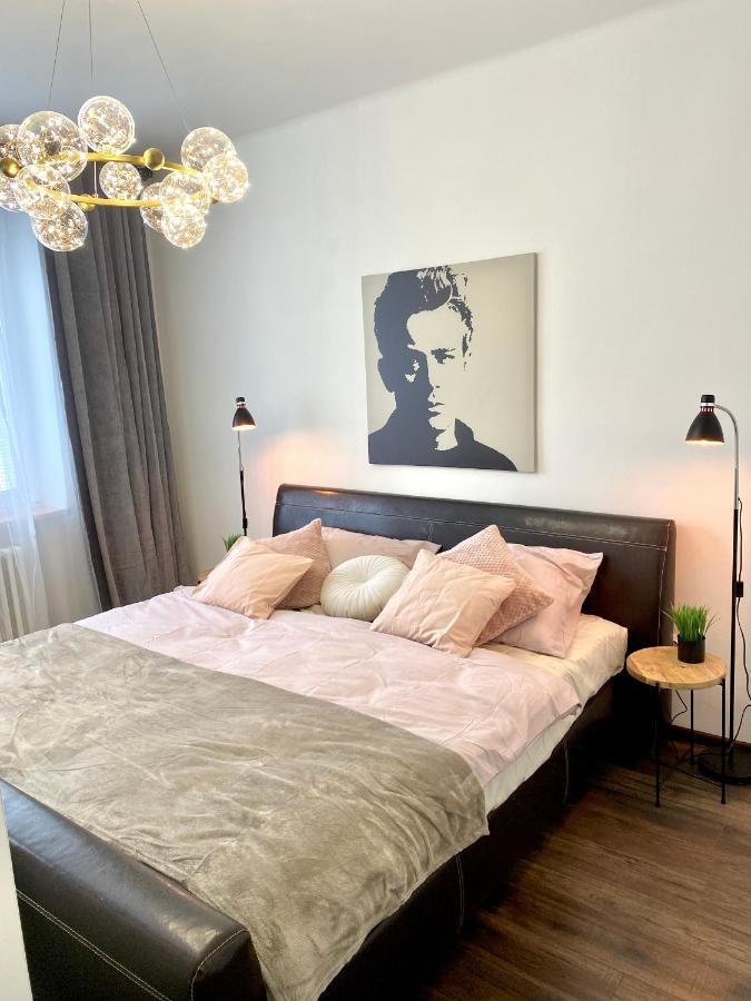 James Dean Apartment - Next To Nivy Bus Station & Mall ブラチスラヴァ エクステリア 写真